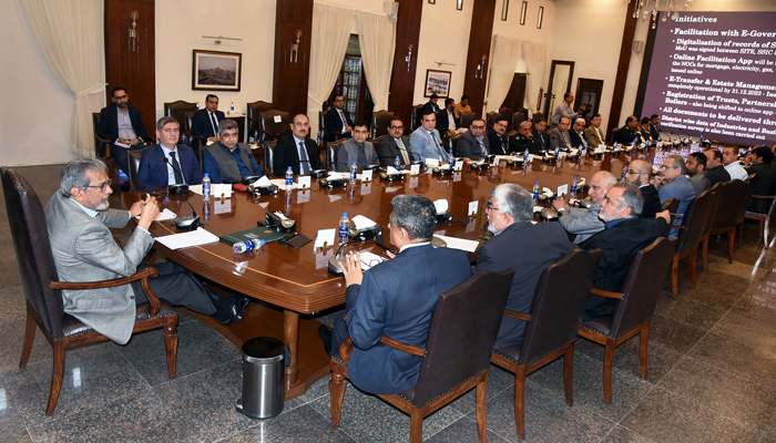 Sindh Caretaker CM Justice (r) Maqbool Baqar, while presiding over a meeting with industrialists from various industrial zones of Karachi on December 12, 2023. — X/@SindhCMHouse