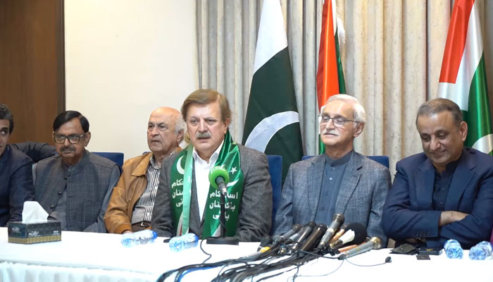 Senior politician, Humayun Akhtar Khan (c) Addressing a press conference flanked by IPP patron-in-chief Jahangir Khan Tareen (2nd R) and other party members on December 16, 2023. — Facebook/Humayun Akhtar Khan