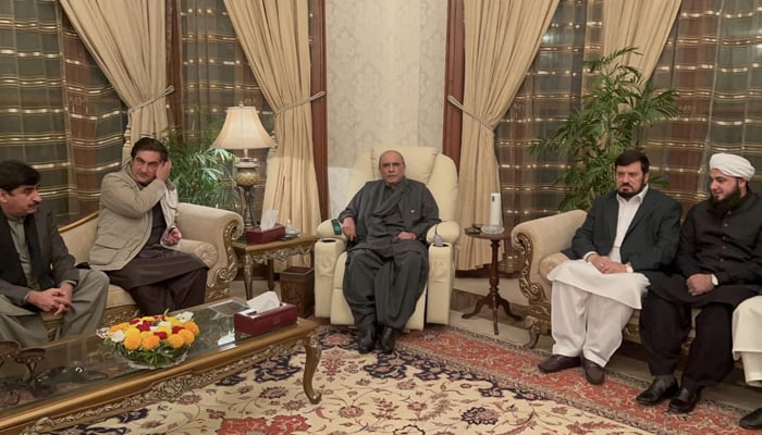 Former president Asif Ali Zardari (c) while meeting with the KP Governor Ghulam Ali at the Governors House Peshawar on December 16, 2023. — Facebook/Haji Ghulam Ali Governor Khyber Pakhtunkhwa