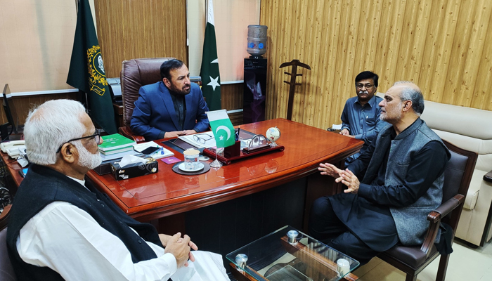 JI Karachi chief Hafiz Naeem ur Rehman speaks with the Sindh Election Commissioner Sharifullah in his office on December 18, 2023. — Facebook/Jamaat e Islami Karachi