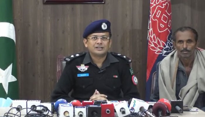 Tando Muhammad Khan (TMK) district’s senior superintendent of police (SSP) Saleem Shah addresses a press conference on Dec 19, 2023. — Facebook/ssptmkhan