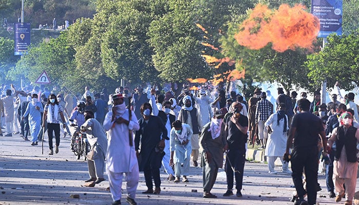 Pakistan Tehreek-e-Insaf (PTI) party activists and supporters of former Pakistan´s Prime Minister Imran clash with police, in Islamabad on May 10, 2023. —AFP
