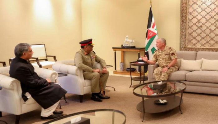 CJCSC, General Sahir Shamshad Mirza (C) interacts with Jordanian King Abdullah Ibn Al Hussain (R) in his visit to Jordan on December 20, 2023. — ISPR