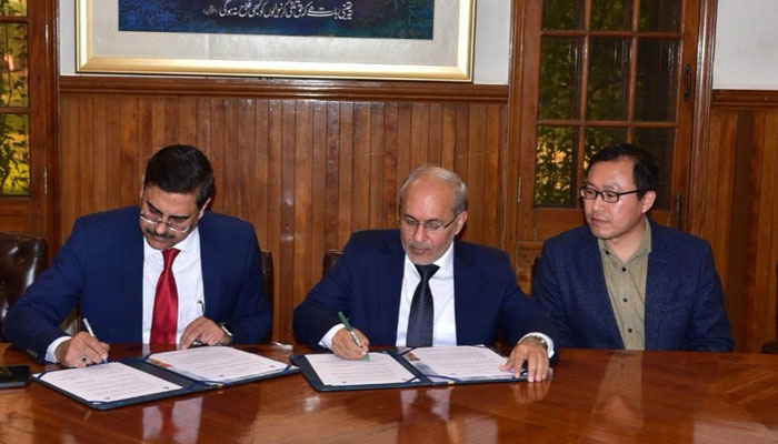 PU VC Prof Dr. Khalid Mahmood (C), Chairman of the Department of History & Pakistan Studies Prof Dr. Mahboob Hussain (L), and Vice-President of Anshun University Ms Yin Hongmin sign an MoU on advancing international collaboration in research and teaching on December 21, 2023. — Facebook/University of the Punjab