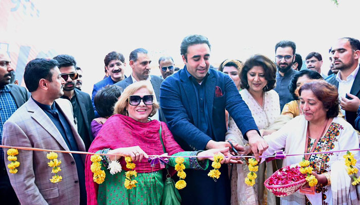 PPP Chairman, Bilawal Bhutto Zardari cuts the ribbon and inaugurates the annual Sheikh Ayaz Mela in Khanabandosh Writers Cafe, Hyderabad on December 21, 2023. — Facebook/Pakistan Peoples Party Baluchistan