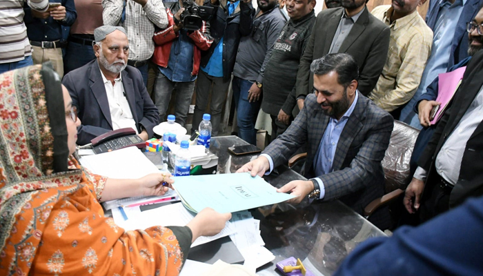 MQM-P Senior Deputy Convener Syed Mustafa Kamal while submitting his nomination papers for the election on December 22, 2023. — Facebook/MQM ( Muttahida Quami Movement)