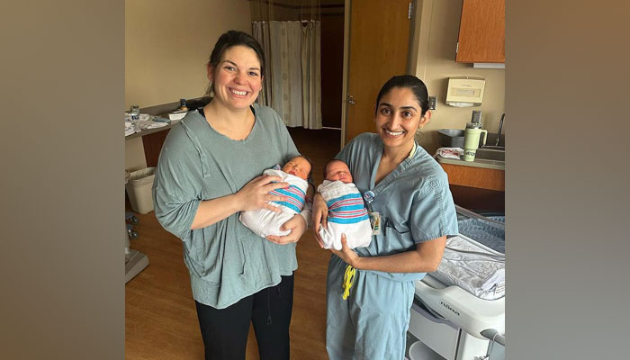 32-year-old woman Kelsey Hatcher (L) with his twins baby on December 23, 2023. — Instagram/doubleuhatchlings