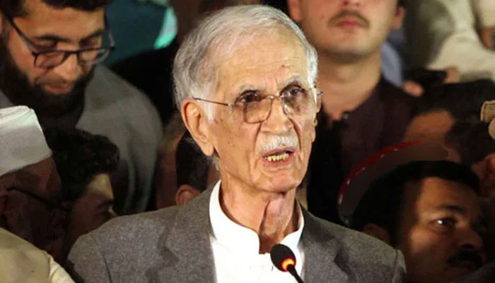 Former Khyber Pakhtunkhwa chief minister Pervez Khattak addressing a press conference. — PPI/Files