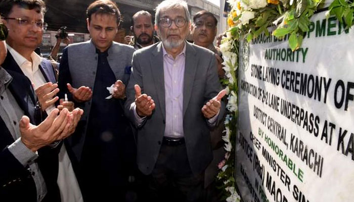 Sindh caretaker chief minister Justice (retd) Maqbool Baqar performs the groundbreaking ceremony of the  Karimabad intersection in District Central of Karachi on Dec 23, 2023. —x/sindhinfodepart