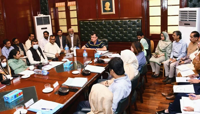 Karachi Commissioner Muhammad Saleem Rajput chairs a meeting of all assistant commissioners and other officials on November 9, 2023. — Facebook/Commissioner Karachi Office