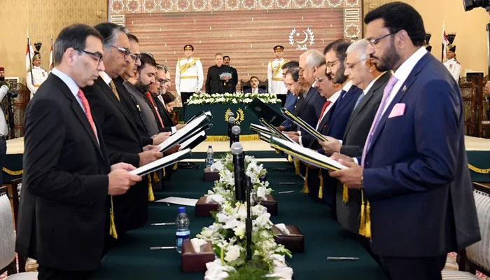 Dr Arif Alvi (C-L) can be seen administering oath to the 16-member caretaker federal cabinet at the Presidents House in Islamabad on August 17, 2023. — PID