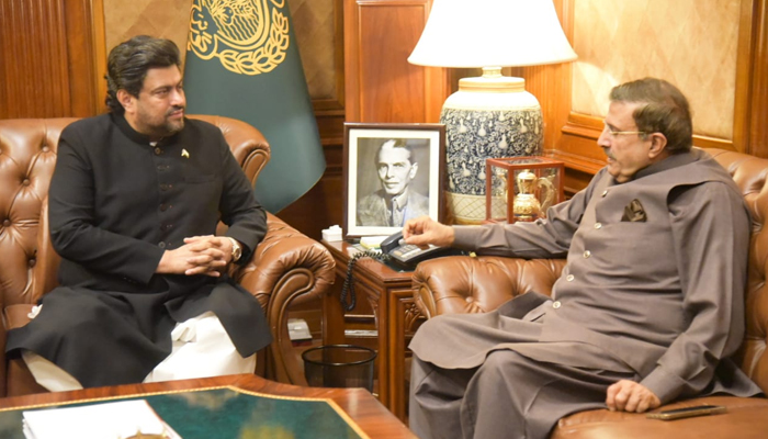 Sindh Governor Kamran Khan Tessori (L) interacts with Caretaker Home Minister Brig (retired) Haris Nawaz (R) at the Governor House on December 25, 2023. — X/@KamranTessoriPk