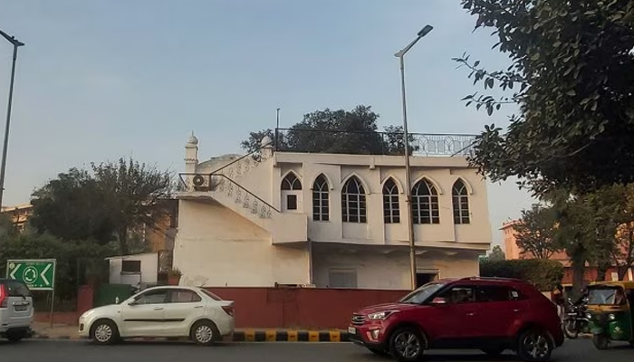 Commuters pass by New Dehlis Sunehri Masjid in New Dehli. — Indian Express