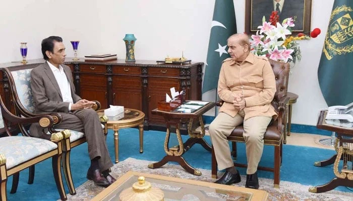 The image shows MQM-P leader Khalid Maqbool Siddiqui meeting former prime minister Shehbaz Sharif at PM Office, on May 16, 2022. — PID/File
