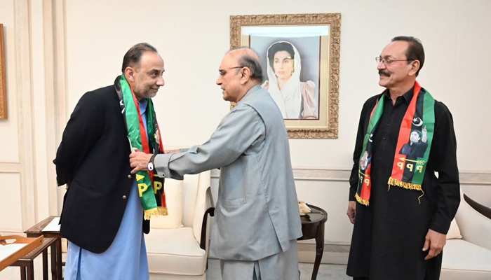 In this image MQM senior leaders can be seen along with Asif Ali Zardari.—Facebook/Khalil Ahmed Abdul Aziz