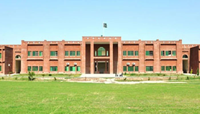 A front of view of the University of Veterinary and Animal Sciences (UVAS). uvas.edu.pk/