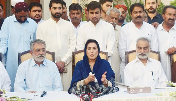 KARACHI: Former National Assembly Speaker Dr Fehmida Mirza (C) and her husband former Sindh home minister Zulfiqar Mirza (R) address a press conference at their residence. — PPI/File