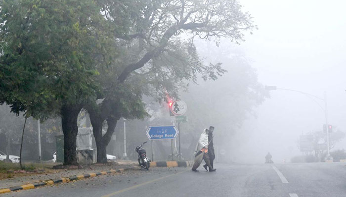 A view of thick fog engulfs the whole Federal Capital of Islamabad during morning time on Jan 4, 2024. — APP.