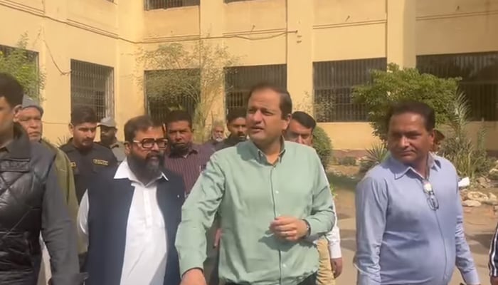 Karachi Mayor Barrister Murtaza Wahab (C) during a surprise visit to Spencer Eye Hospital on January 8, 2024. — Facebook/Karachi Metropolitan Corporation- بلدیہ عظمیٰ کراچی
