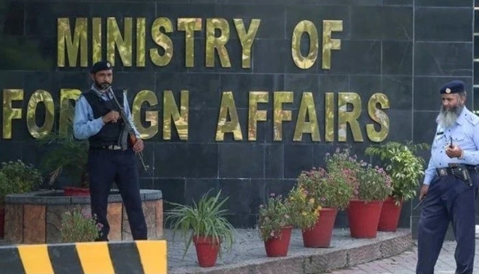 Islamabad Police personnel stand outside the Ministry of Foreign Affairs in Islamabad. — AFP
