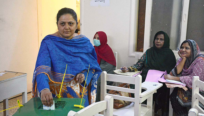 A female voter casting a ballot at a polling station during bye-elections for LG seats on November 05, 2023.— APP