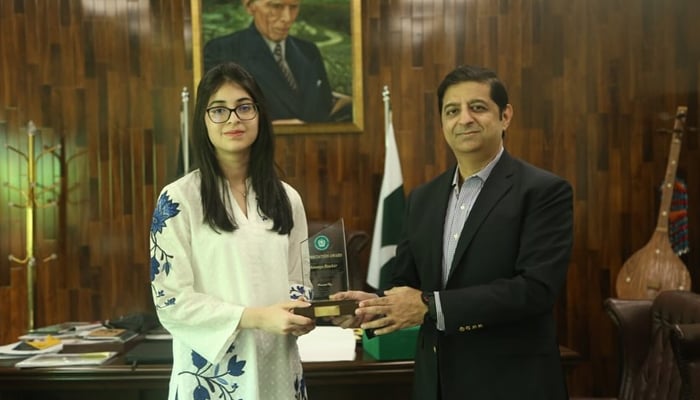 Young environmentalist Aneeqa Bashir while being awarded by Caretaker Sindh Minister for Tourism, Environment and Climate Change Arshad Wali Muhammad for her contributions to the preservation of Pakistans green heritage on January 11, 2024. — Facebook/Arshad Wali Muhammad
