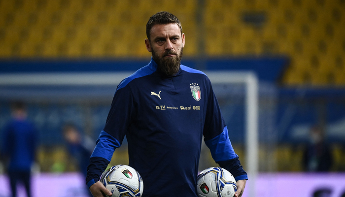 Italy´s assistant coach Daniele De Rossi supervises warm-up before the FIFA World Cup Qatar 2022 on March 25, 2021. — AFP