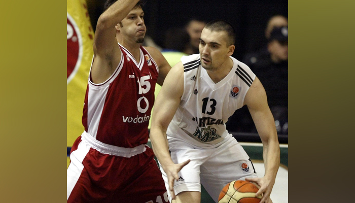 Jeff Nardgaard (L) of Olympiacos S.F.P. Pireus vies with Partizan Belgrade Dejan Milojevic (R) during their Euroleague group A match, December 2, 2004, in Belgrade. — AFP