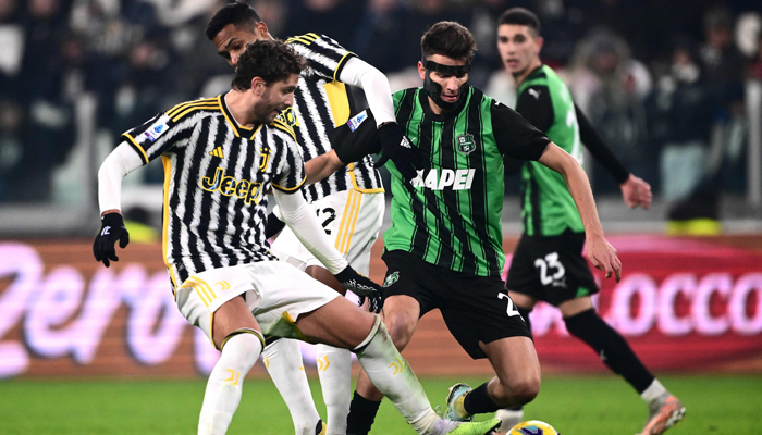 Juventus Italian midfielder Manuel Locatelli (L) fights for the ball with Sassuolos Italian midfielder Daniel Boloca (R) during the Italian Serie A football match Juventus vs Sassuolo on January 16, 2024 at the Allianz Stadium in Turin. — AFP