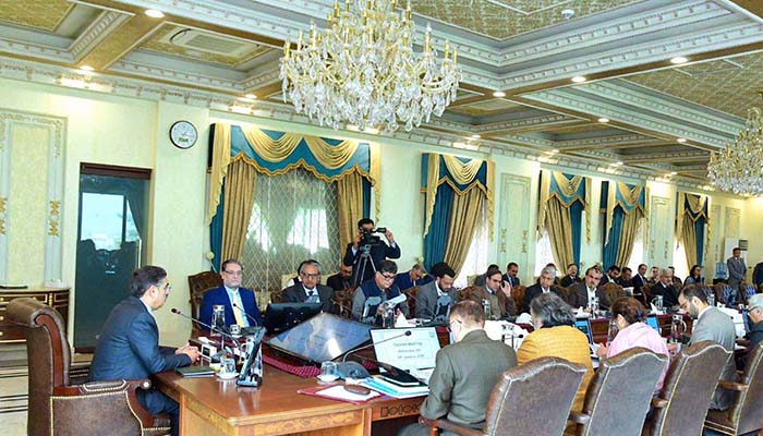 Caretaker Prime Minister Anwaar-ul-Haq Kakar chairs a meeting. — APP/File