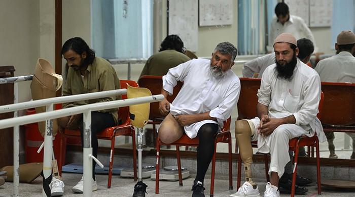 Special persons receive artificial limbs - Vimarsana News