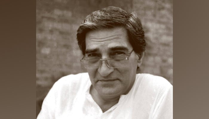 Late Pakistani journalist and columnist Munnu Bhai can be seen in this image. — Facebook/Abro Khuda Bux