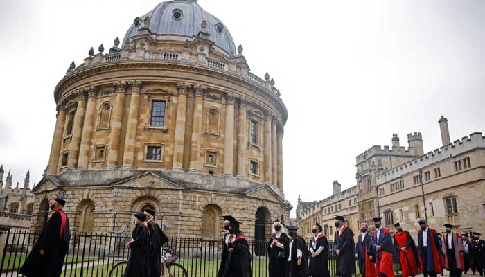 Students walk beside one of the colleges at the University of Oxford. — AFP/File