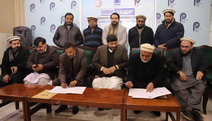 This image shows a  MOU signing ceremony between Alkhidmat Foundation and Peshawar Press Club (PPC) on January 24, 2024. — Facebook/Al Khidmat Foundation Khyber Pakhtunkhwa