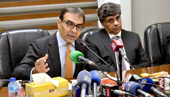 Federal Minister for Energy & Petroleum, Muhammad Ali and Federal Minister for Commerce, Industries & Production, Gohar Ijaz address joint press conference at Lahore Chambers of Commerce. — APP/File