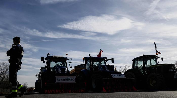 Protesting farmers block major roads into Paris - Vimarsana News
