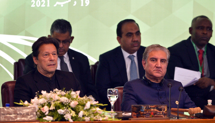 Pakistan´s Prime Minister Imran Khan and his Foreign Minister Shah Mahmood Qureshi (R) attend the opening of a special meeting of the 57-member OIC in Islamabad on December 19, 2021. — AFP