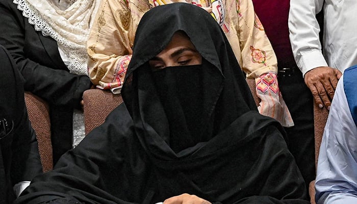 Pakistan´s former first lady Bushra Bibi signs surety bonds for bail in various cases, at a registrar office in the High court, in Lahore on July 17, 2023. — AFP