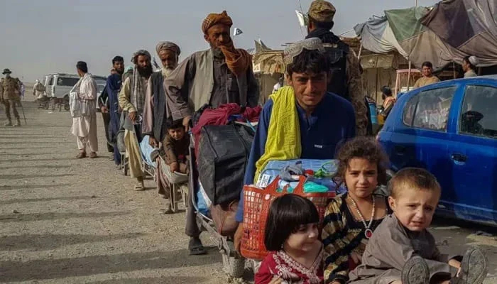Afghan nationals queue up at the Pakistan-Afghanistan border crossing point in Chaman on August 17, 2021, to return back to Afghanistan. — AFP