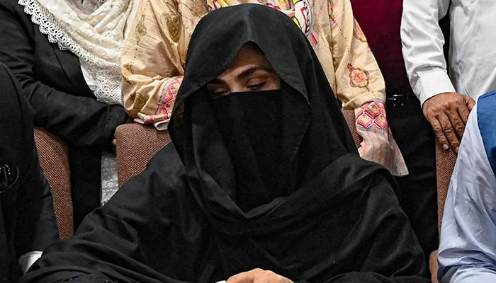 Pakistan´s former first lady Bushra Bibi signs surety bonds for bail in various cases, at a registrar office in the High court, in Lahore on July 17, 2023. — AFP