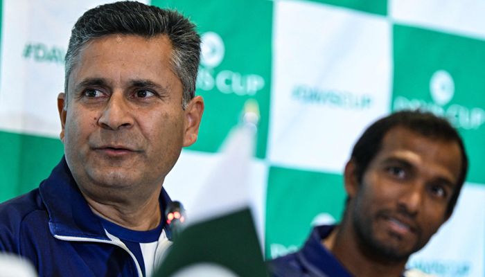Indias coach Zeeshan Ali (L) speaks to media before the draw ceremony of the Davis Cup World Group I play-offs between Pakistan and India, in Islamabad on February 2, 2024. — AFP