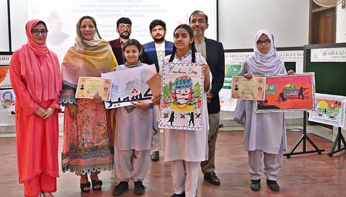 DG PID Karachi Erum Tanveer in a group photo along with student of position holders of Intra-School Arts Competition in connection of Kashmir Day at Quaid–i–Azam Mazar on February 2, 2024. — APP