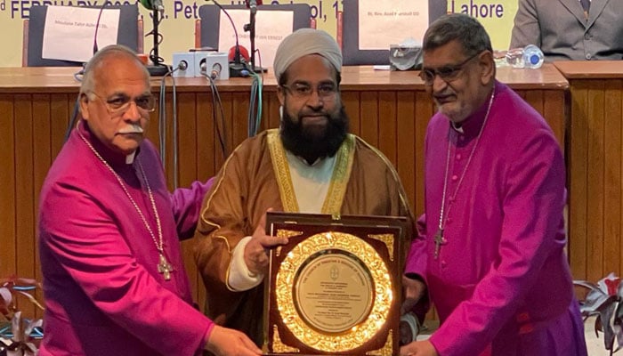 Special Representative of the Prime Minister for Religious Harmony and Pakistani Diaspora in Middle East and Islamic Countries and Chairman of Pakistan Ulema Council, Hafiz Tahir Mahmood Ashrafi receiving an award from  the Church of Pakistan on Feb 3, 2024. — PID