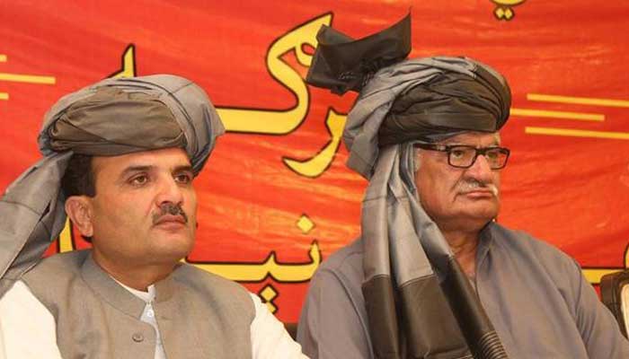 Former KP chief minister Amir Haider Hoti (L) and ANP chief Asfandyar Wali. —APP/file