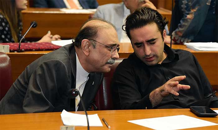 Former president Asif Zardari and PPP Chairman Bilawal Bhutto having a discussion during a National Assembly session. —APP/File