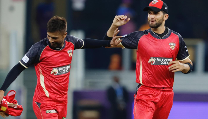 Fast bowler Mohammad Amir (L) can be seen along with fast bowler Shaheen Afridi during ILT20 2024. — Facebook/Desert Vipers