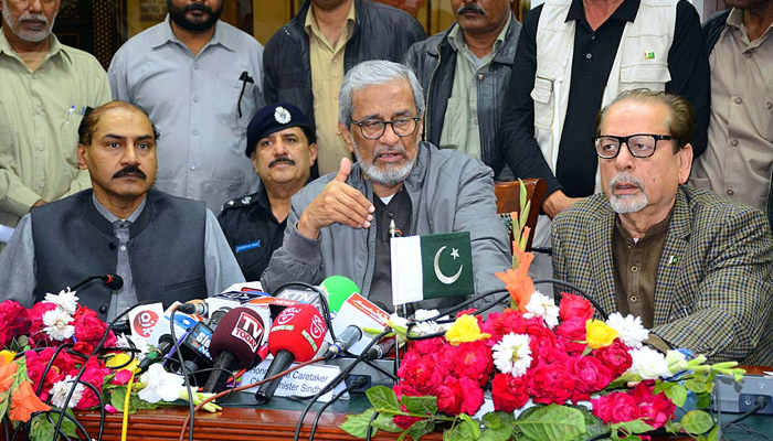 Caretaker Sindh Chief Minister Justice (Retd) Maqbool Bakar addressing media persons in Hyderabad on February 05, 2024. — APP