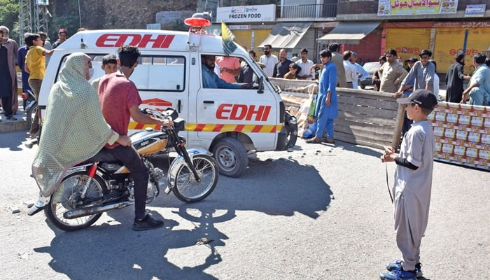 An ambulance is facing trouble in reaching to hospital due to a closed road on October 5, 2023. — Online