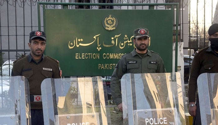 Frontier Constabulary (FC) personnel stand alert in front of the Election Commission office in the Federal Capital on Feb 9, 2024. — Online