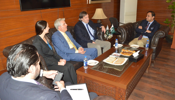 Karachi Mayor Barrister Murtaza Wahab discusses matters of mutual interests with a Delegation led by United States (US) Deputy Chief of Mission Andrew Schofer on February 14, 2024. — Facebook/Karachi Metropolitan Corporation- بلدیہ عظمیٰ کراچی